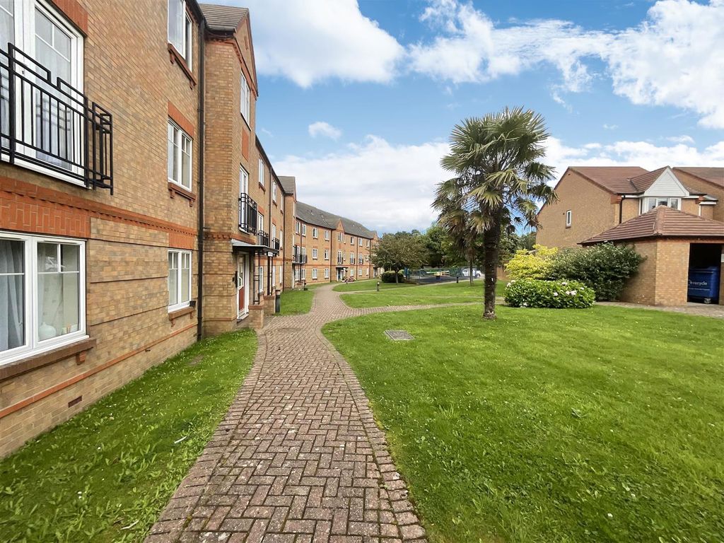 2 bed flat for sale in Wash Beck Close, Scarborough YO12, £125,000