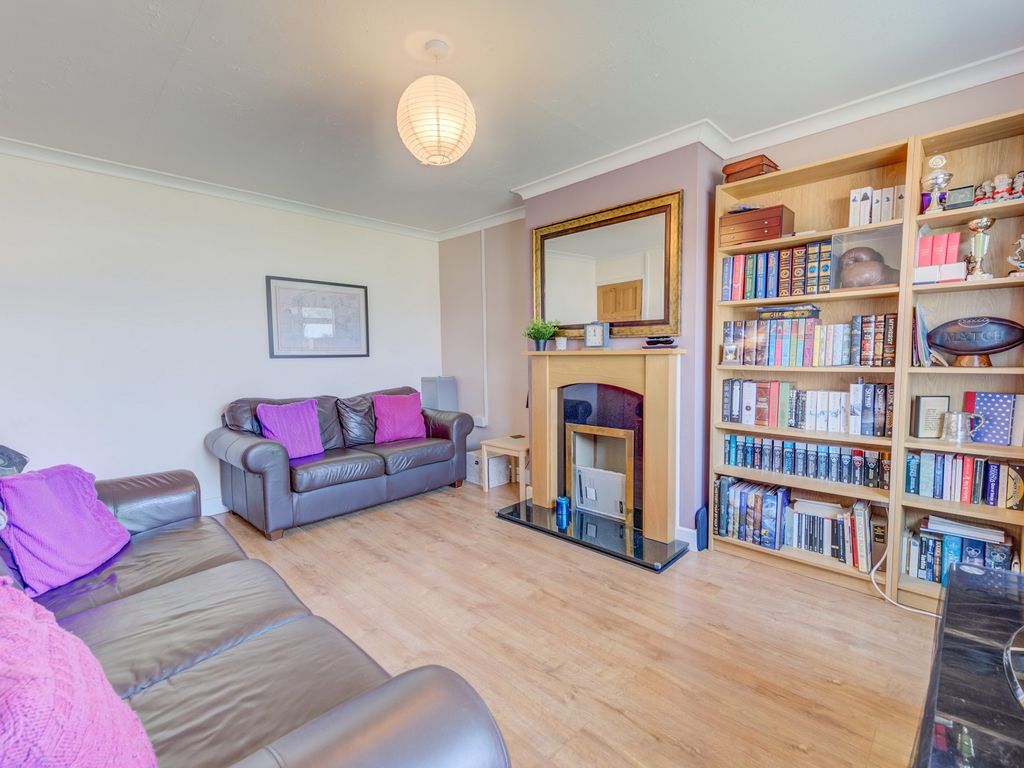 3 bed end terrace house for sale in Burnham Avenue, Llanrumney, Cardiff. CF3, £200,000