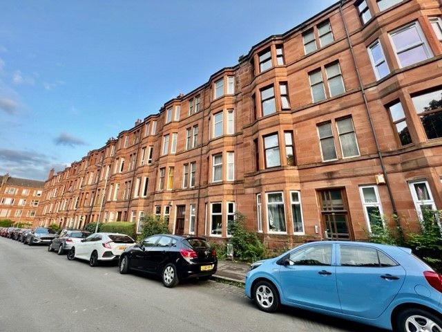 1 bed flat for sale in Crathie Drive, Glasgow G11, £145,000