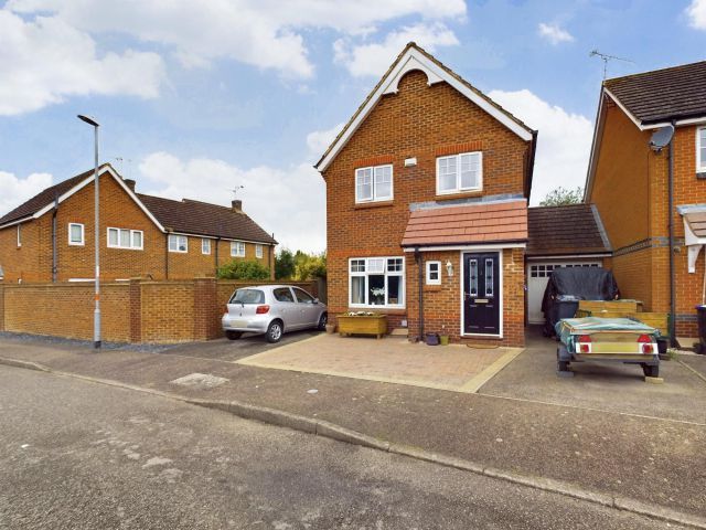 3 bed link-detached house for sale in Meadow Close, Lang Farm, Daventry NN11, £300,000