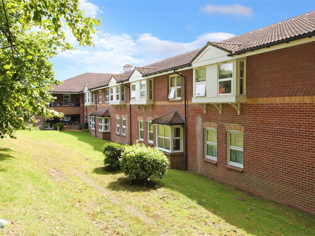 2 bed flat for sale in Meadow Drive, Devizes, Wiltshire SN10, £160,000