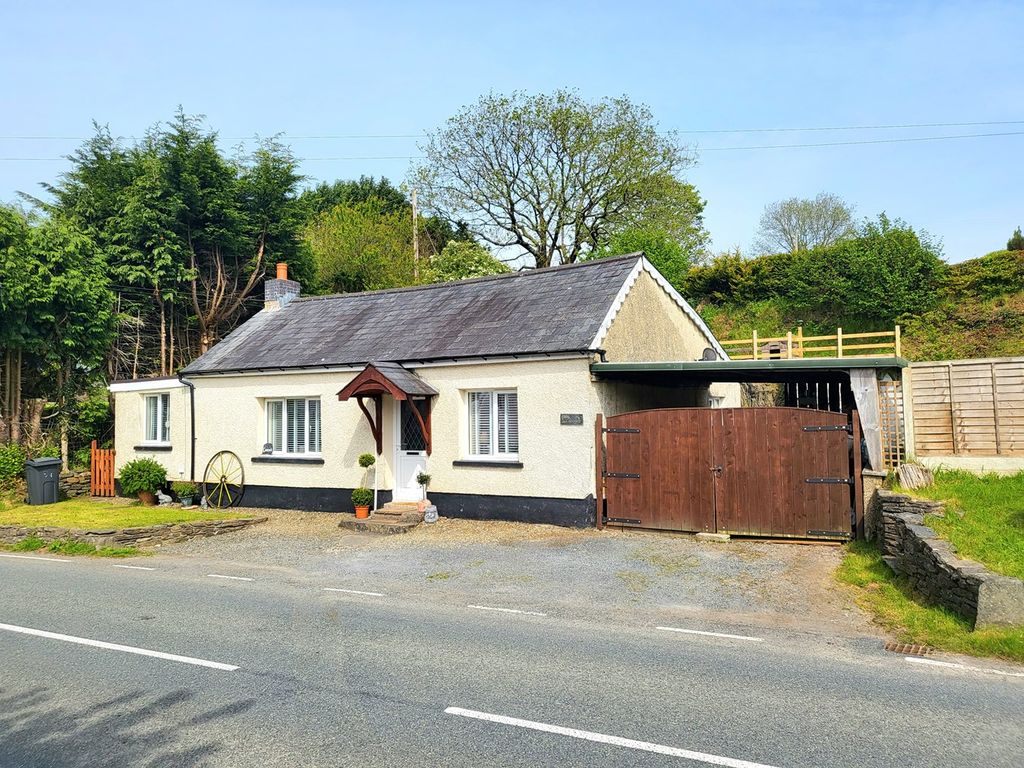 3 bed detached bungalow for sale in Cribyn, Lampeter SA48, £187,000