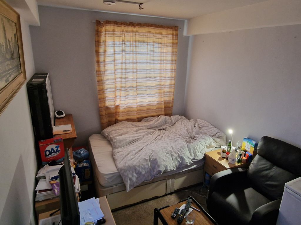 2 bed flat for sale in Lewisham Park, London SE13, £245,000