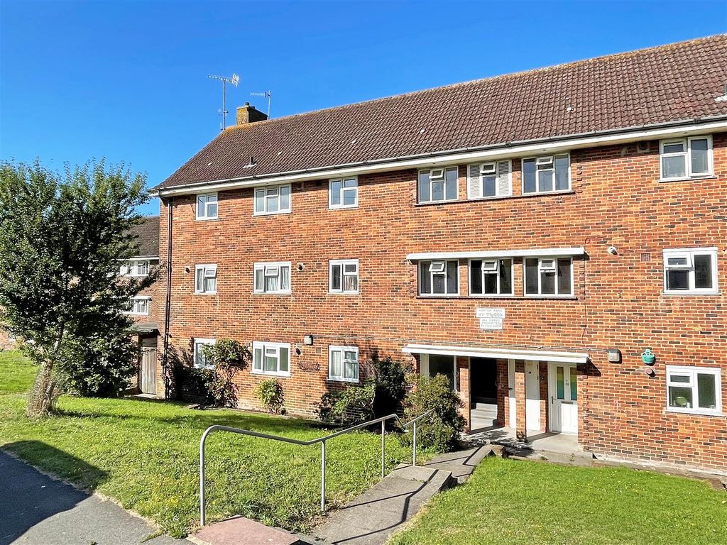 3 bed flat for sale in Horton Road, Brighton BN1, £325,000