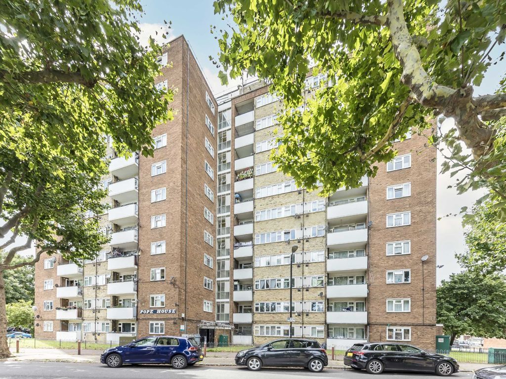 2 bed flat for sale in Manor Estate, London SE16, £275,000