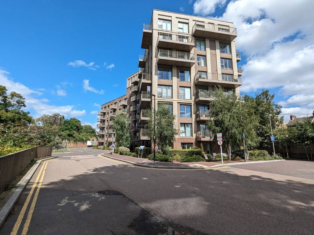 1 bed flat for sale in Adenmore Road, Catford SE6, £300,000