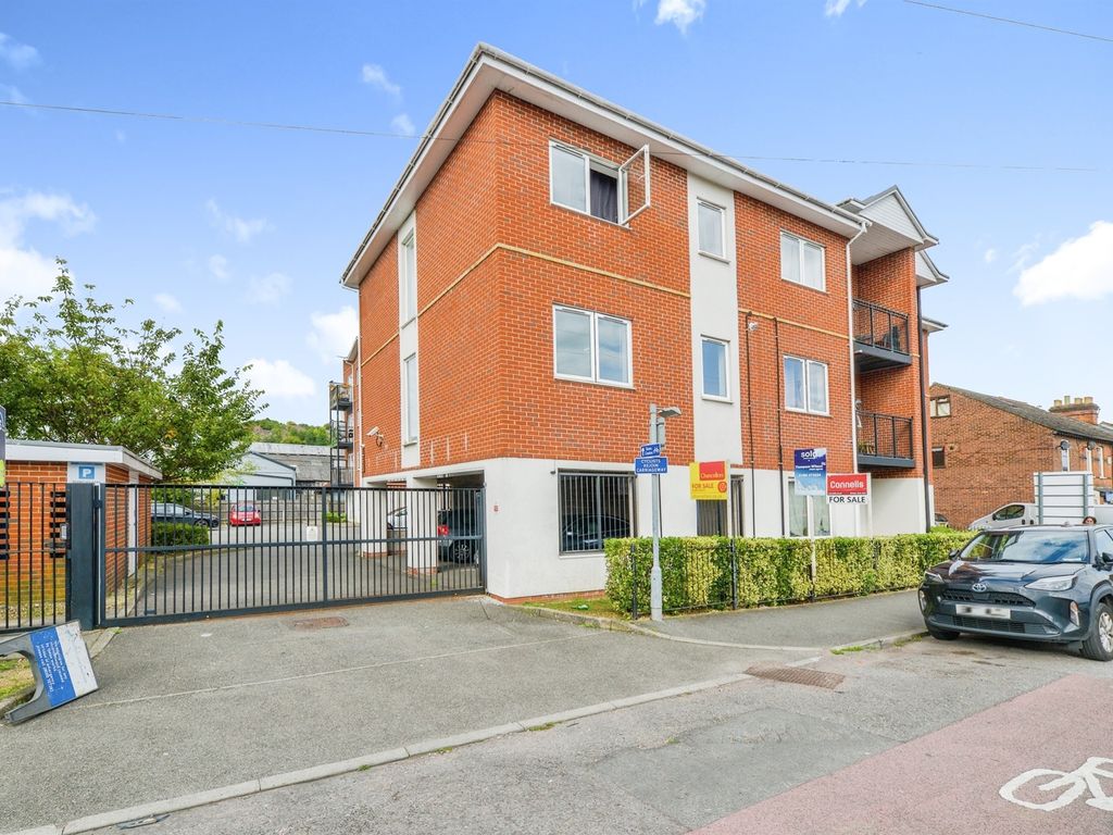 2 bed flat for sale in Abercromby Avenue, High Wycombe HP12, £200,000