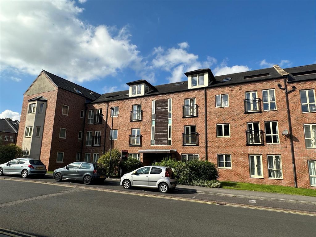 3 bed flat for sale in Lawrence Square, York YO10, £225,000