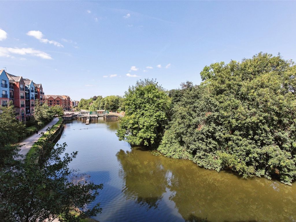 2 bed flat for sale in Breach House, Cannons Wharf, Tonbridge TN9, £243,750