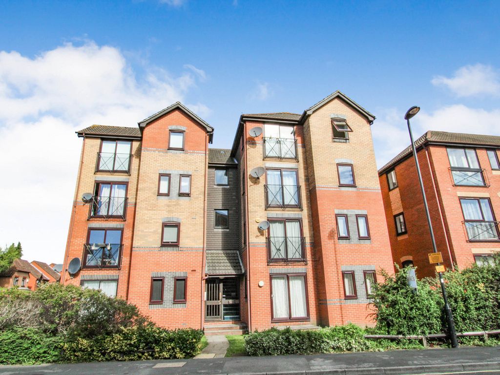 1 bed flat for sale in Burley House, Southampton SO16, £130,000