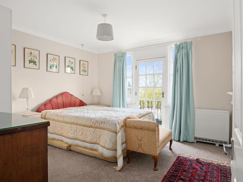 2 bed flat for sale in War Memorial Place, Henley-On-Thames RG9, £200,000