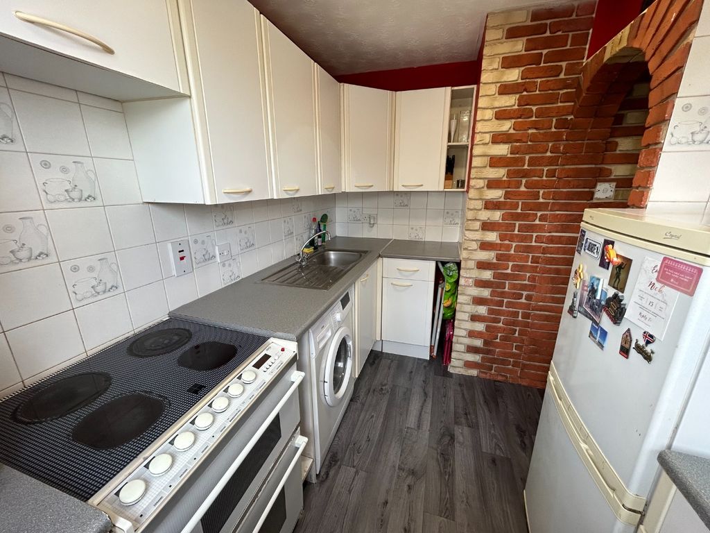 1 bed flat for sale in Falcon Close, Dunstable, Bedfordshire LU6, £140,000