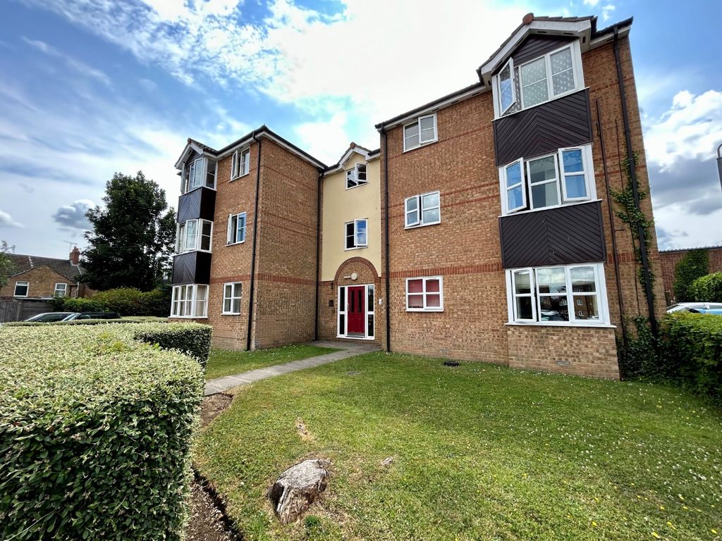 1 bed flat for sale in Falcon Close, Dunstable, Bedfordshire LU6, £140,000