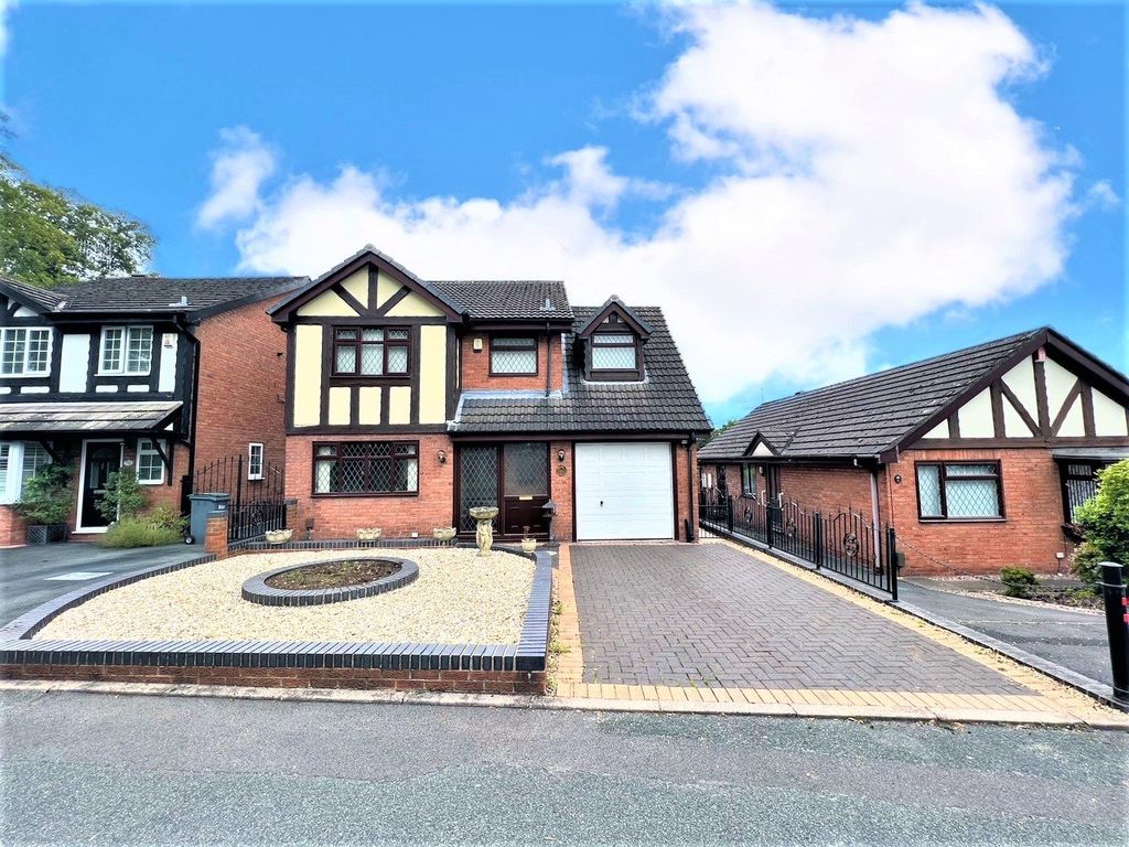 4 bed detached house for sale in Runnymede Close, Stoke-On-Trent, Staffordshire ST2, £260,000