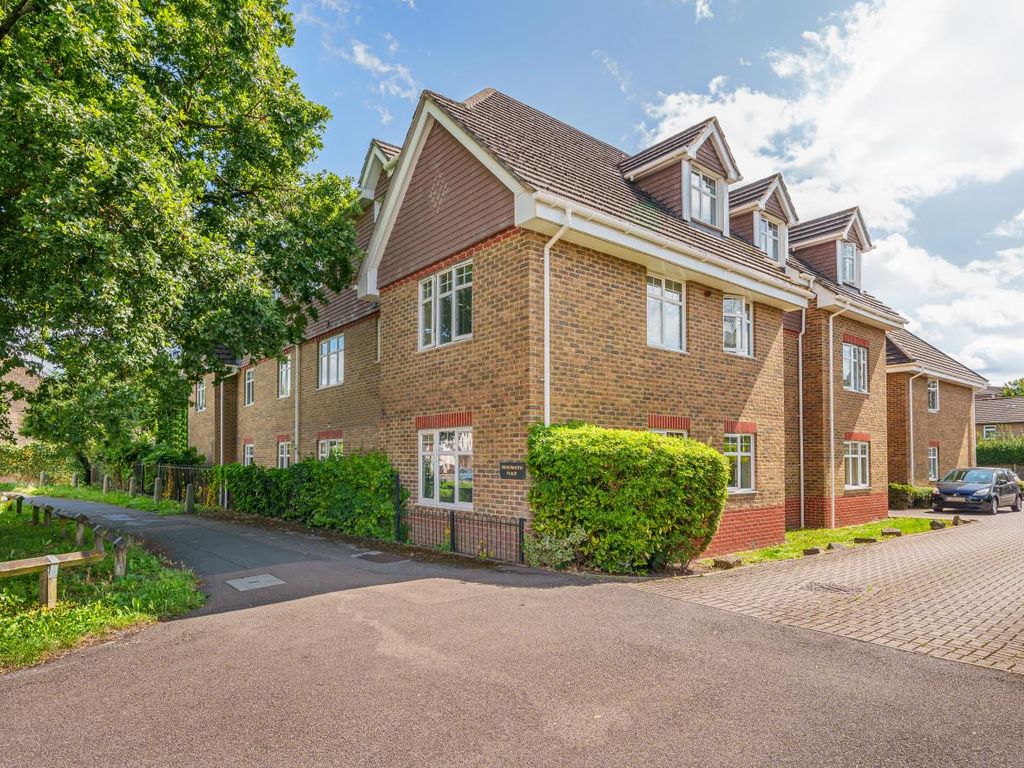 1 bed flat for sale in Vale Road, Camberley GU15, £175,000