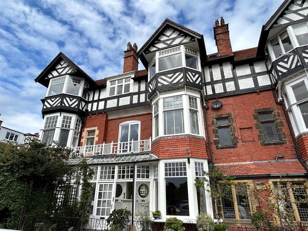 3 bed flat for sale in Belvedere Road, Scarborough YO11, £200,000