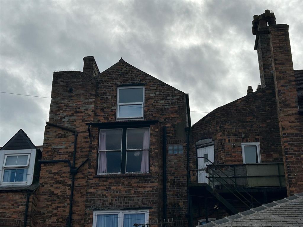 3 bed flat for sale in Belvedere Road, Scarborough YO11, £200,000
