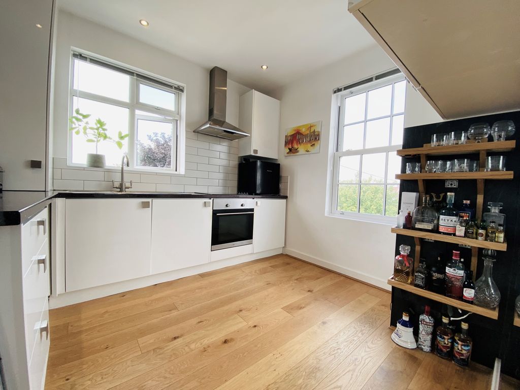1 bed flat for sale in Cockfosters Road, Cockfosters EN4, £300,000