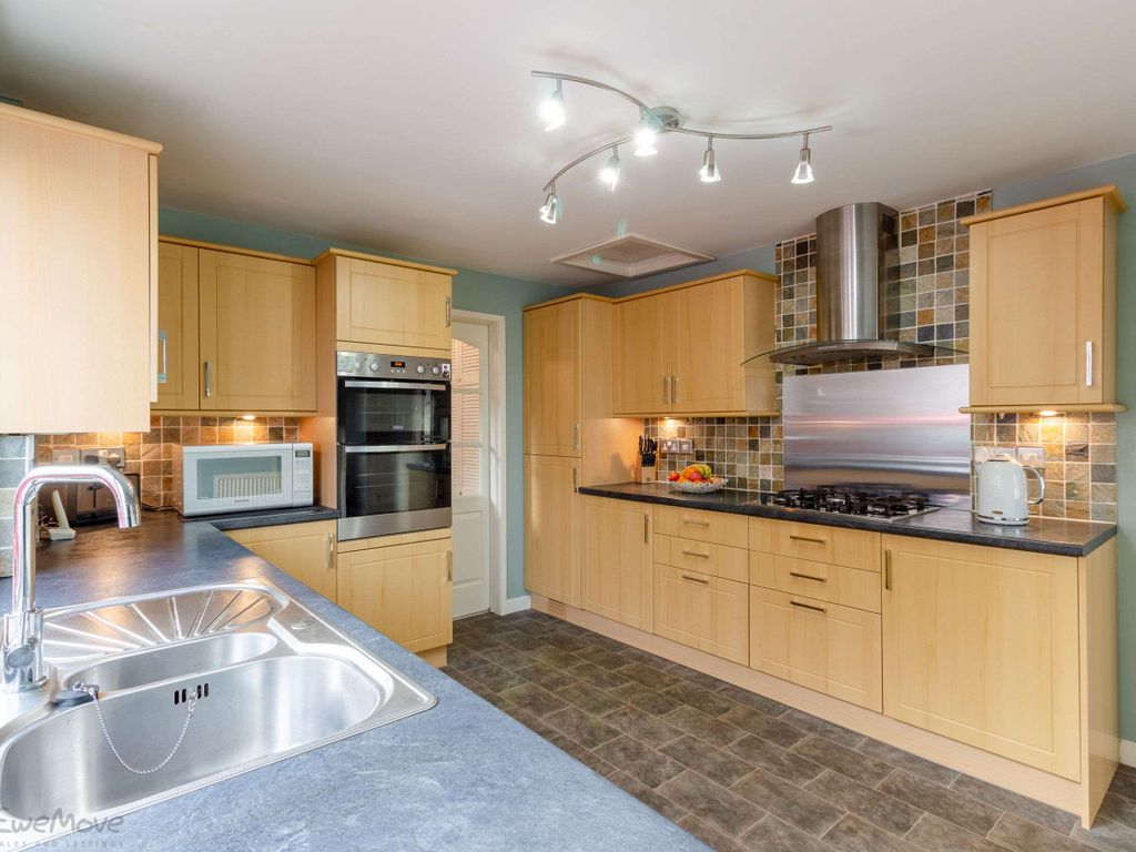 3 bed semi-detached bungalow for sale in Frensham Way, Bradford BD7, £190,000