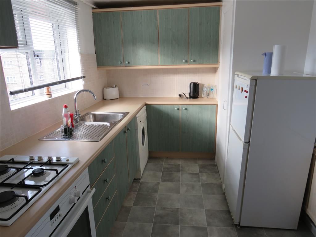 2 bed flat for sale in Dunham Close, Bedford MK42, £140,000