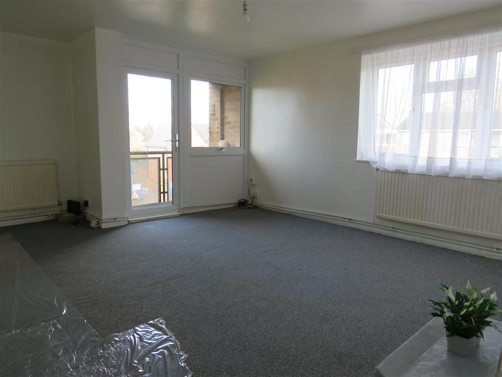 2 bed flat for sale in Dunham Close, Bedford MK42, £140,000