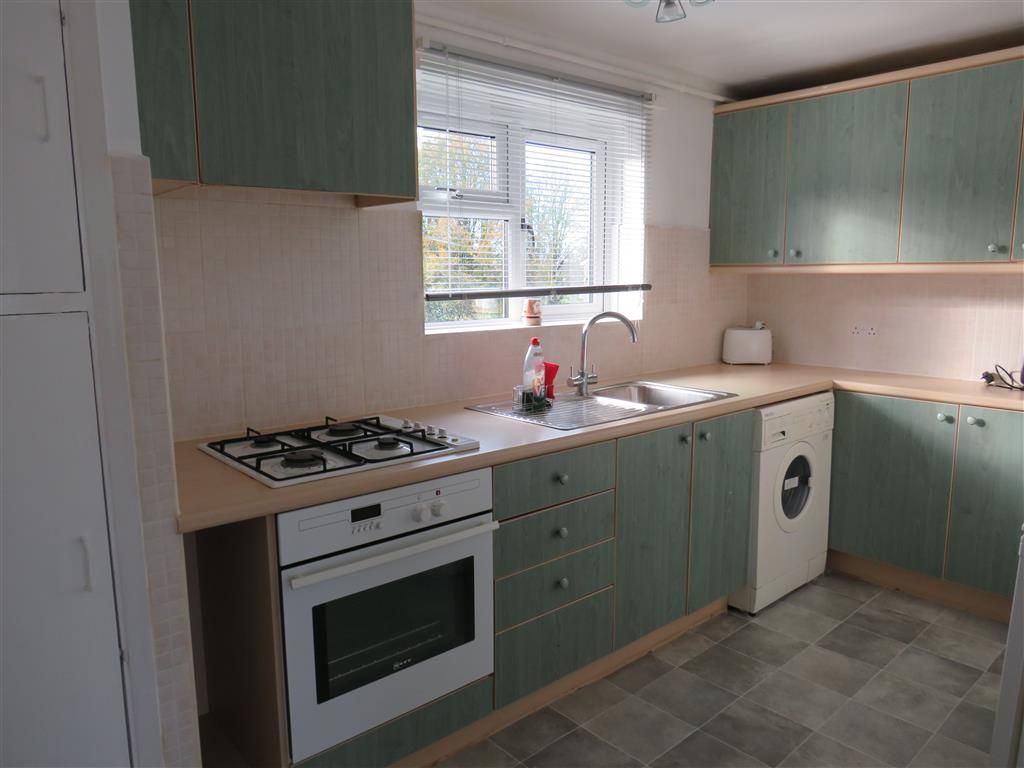 2 bed flat for sale in Dunham Close, Bedford MK42, £140,000