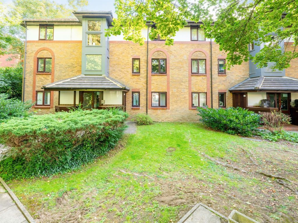 1 bed flat for sale in The Knowle, Hoddesdon EN11, £250,000