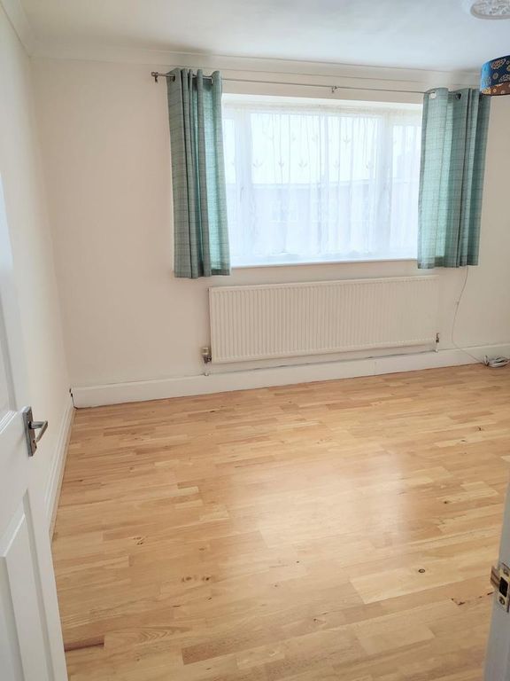 2 bed flat for sale in Bradfield Drive, Barking IG11, £249,999