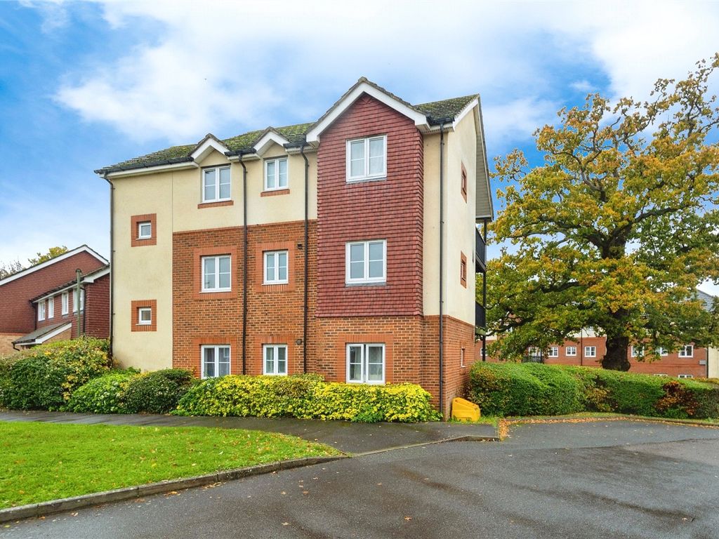 2 bed flat for sale in School Meadow, Guildford, Surrey GU2, £265,000