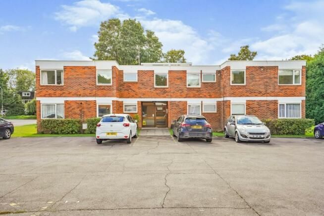 1 bed flat for sale in The Maples, Willows Road, Bourne End SL8, £225,000
