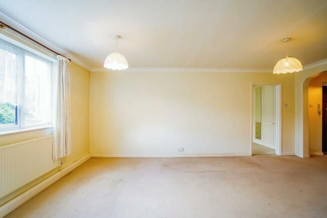1 bed flat for sale in The Maples, Willows Road, Bourne End SL8, £225,000