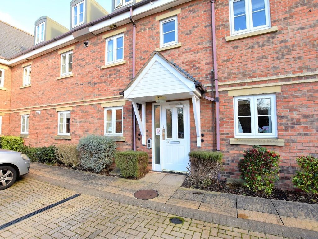 2 bed flat for sale in Wade Court, Cheltenham GL51, £225,000