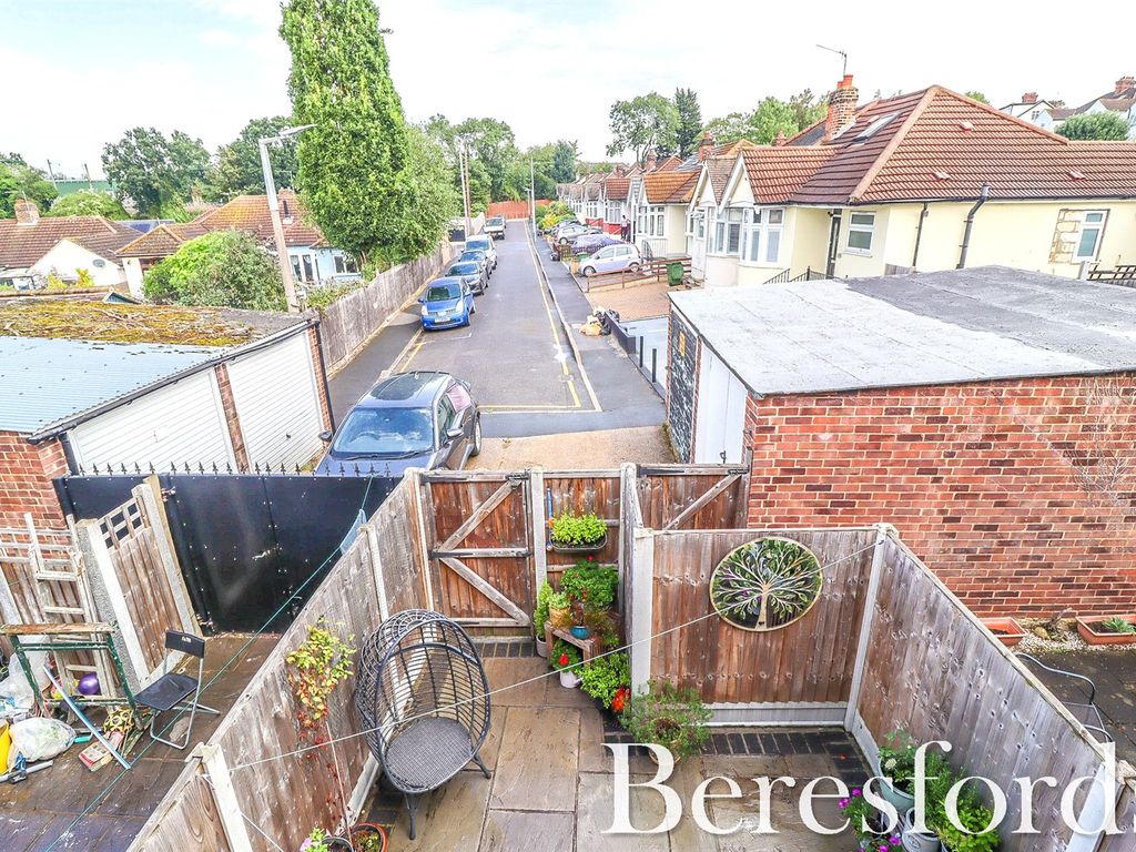 2 bed maisonette for sale in St. Marys Lane, Upminster RM14, £290,000