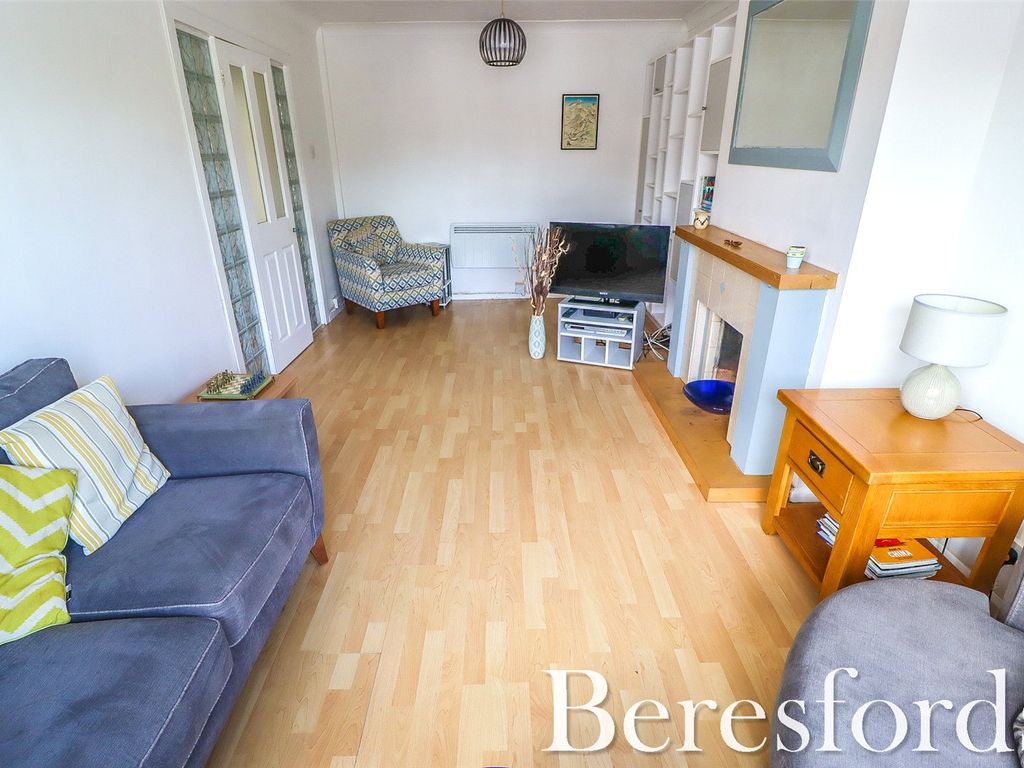 2 bed maisonette for sale in St. Marys Lane, Upminster RM14, £290,000