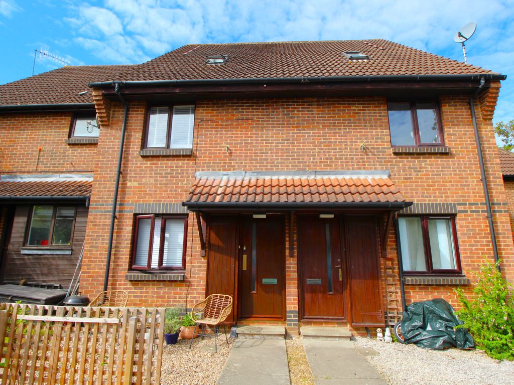 2 bed maisonette for sale in Weybrook Drive, Guildford GU4, £280,000