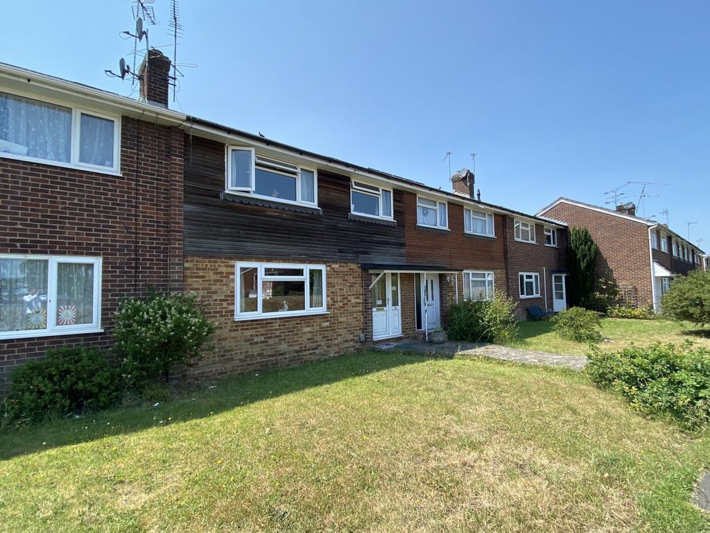 3 bed terraced house for sale in Beaulieu Gardens, Blackwater, Camberley GU17, £330,000