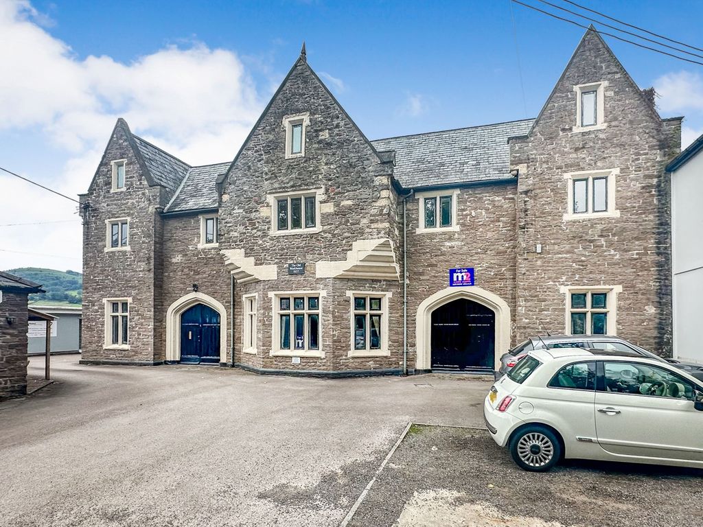 2 bed flat for sale in Union Road West, Abergavenny NP7, £180,000
