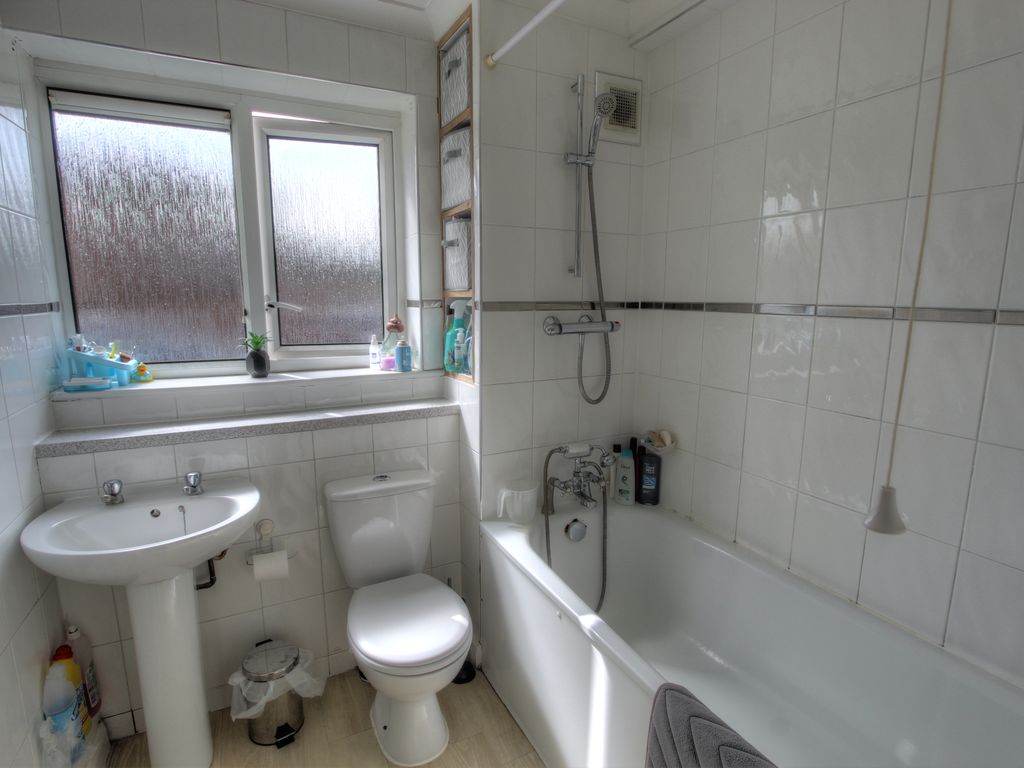 1 bed flat for sale in Grampian Way, Langley, Slough SL3, £210,000