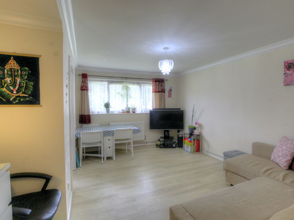1 bed flat for sale in Grampian Way, Langley, Slough SL3, £210,000