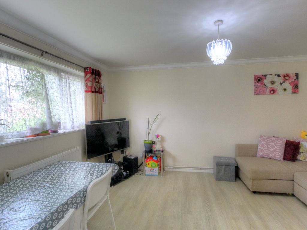 1 bed flat for sale in Grampian Way, Langley, Slough SL3, £210,000