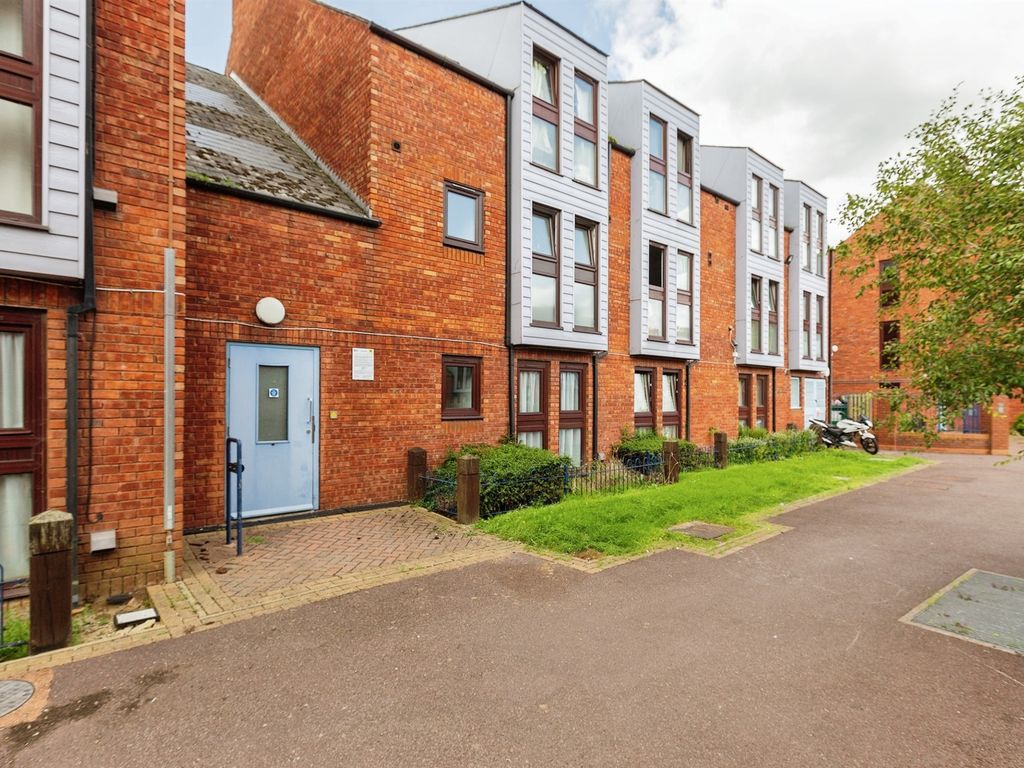 1 bed flat for sale in Wycliffe End, Aylesbury HP19, £115,000