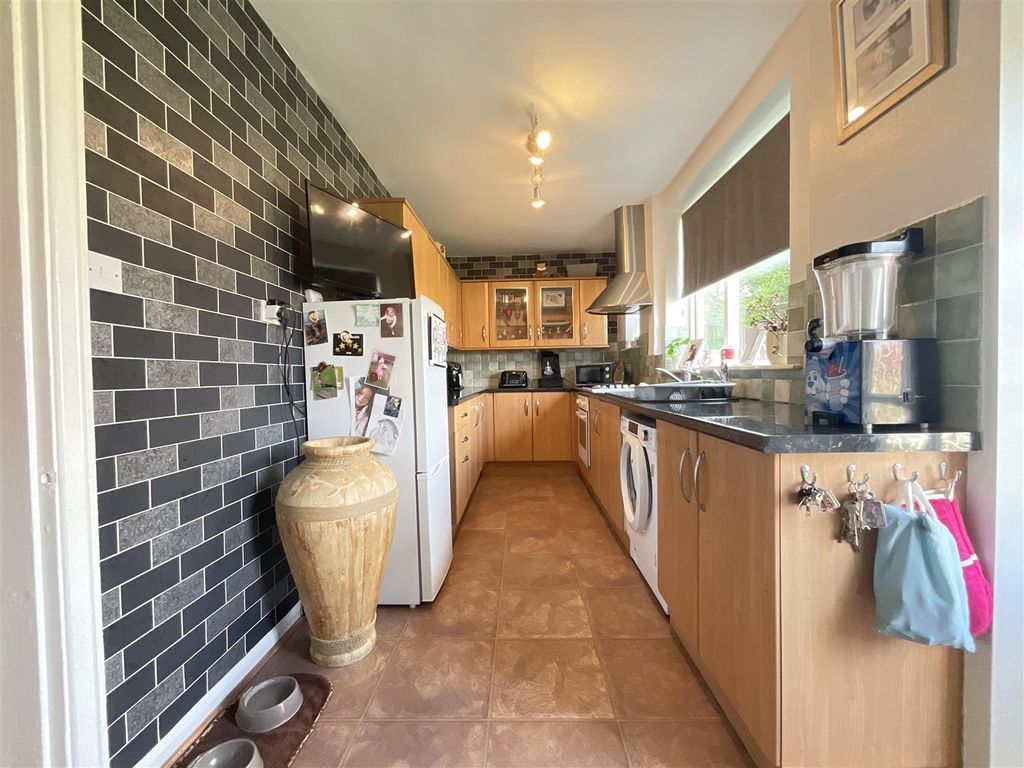 2 bed property for sale in The Croft, Scarborough YO12, £180,000