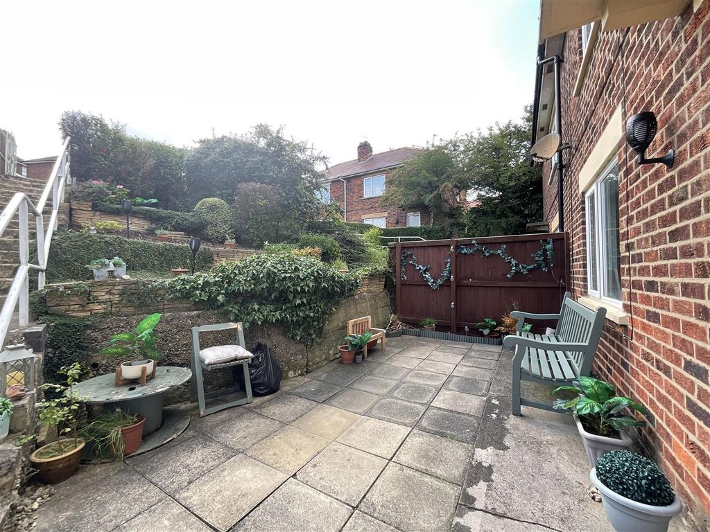 2 bed property for sale in The Croft, Scarborough YO12, £180,000