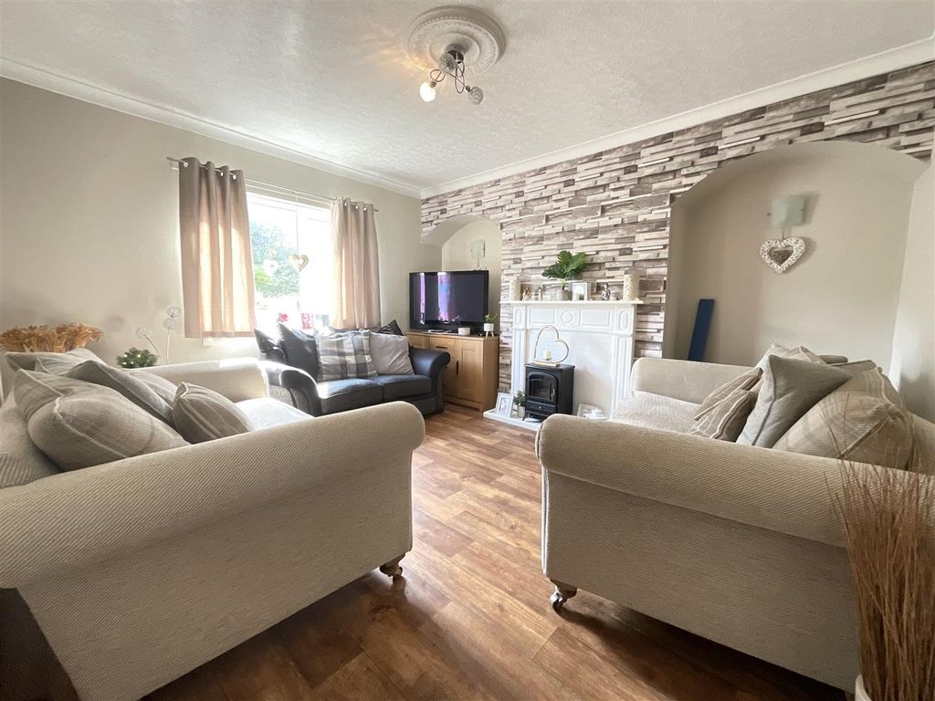 2 bed property for sale in The Croft, Scarborough YO12, £180,000