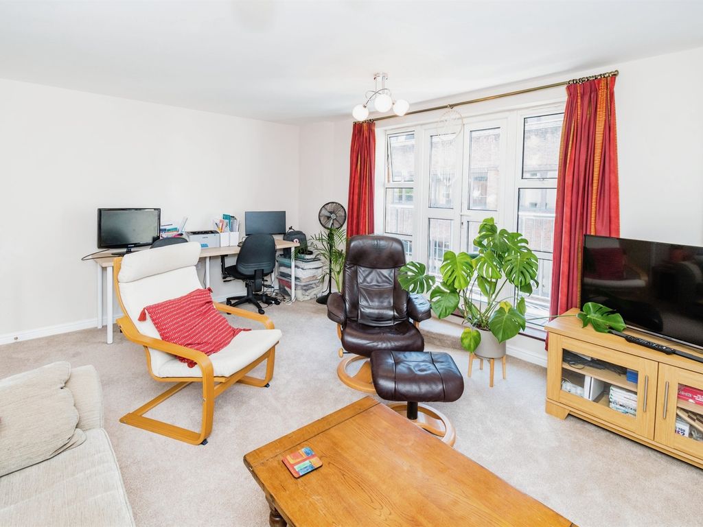 2 bed flat for sale in Lower Canal Walk, Southampton SO14, £210,000
