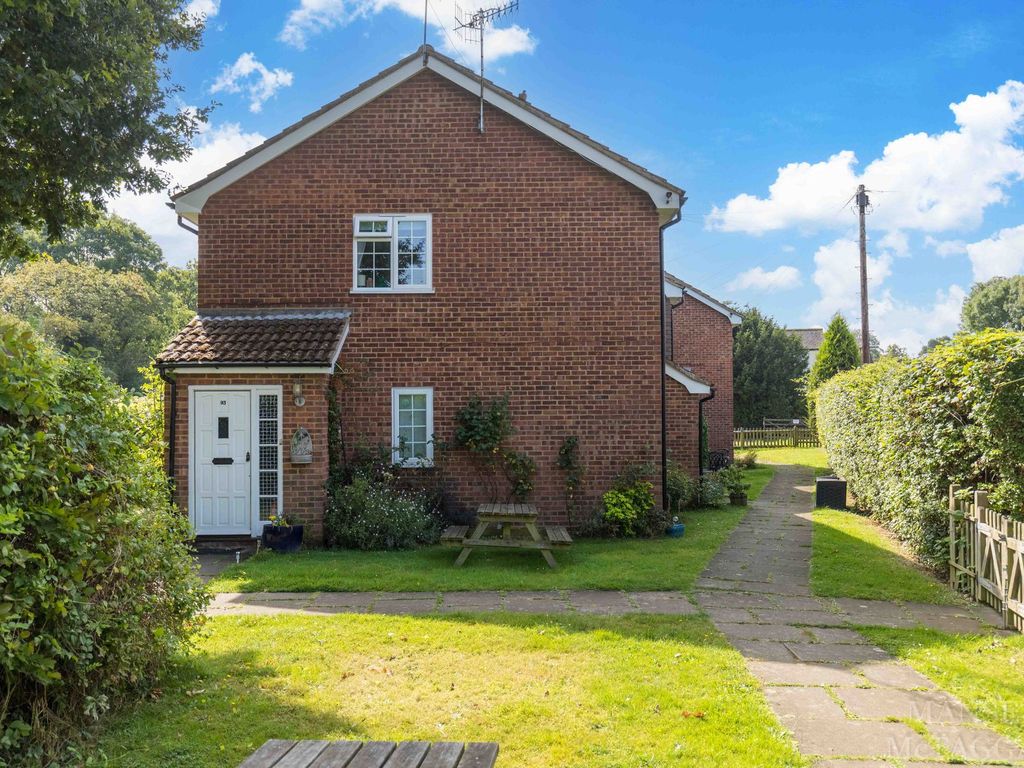 2 bed maisonette for sale in Station Road, Lingfield RH7, £250,000