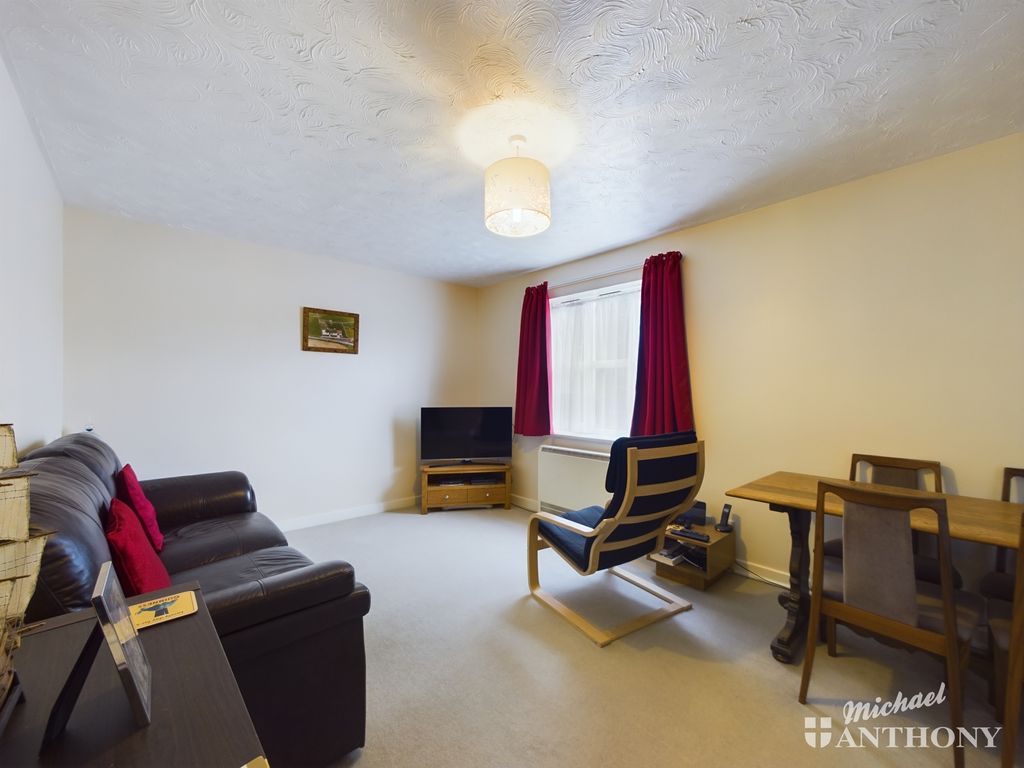 2 bed flat for sale in Park Street Industrial Estate, Osier Way, Aylesbury HP20, £200,000