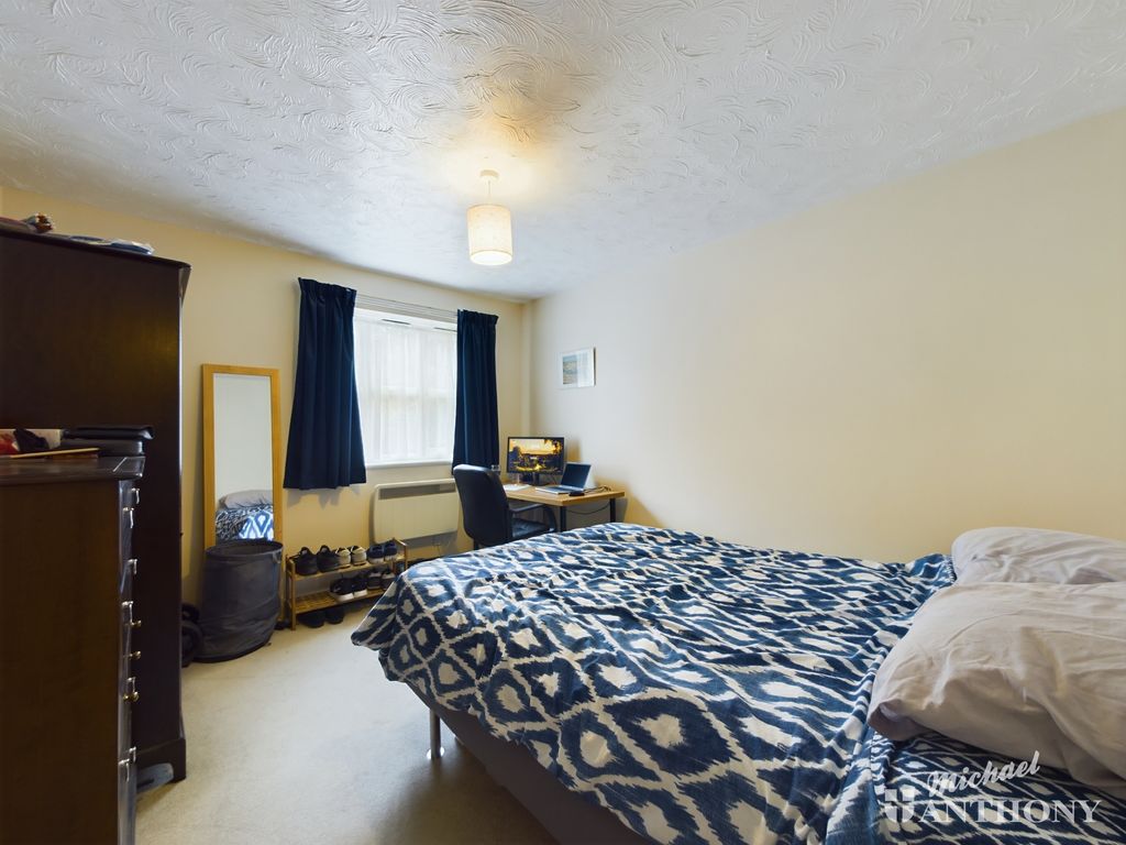 2 bed flat for sale in Park Street Industrial Estate, Osier Way, Aylesbury HP20, £200,000