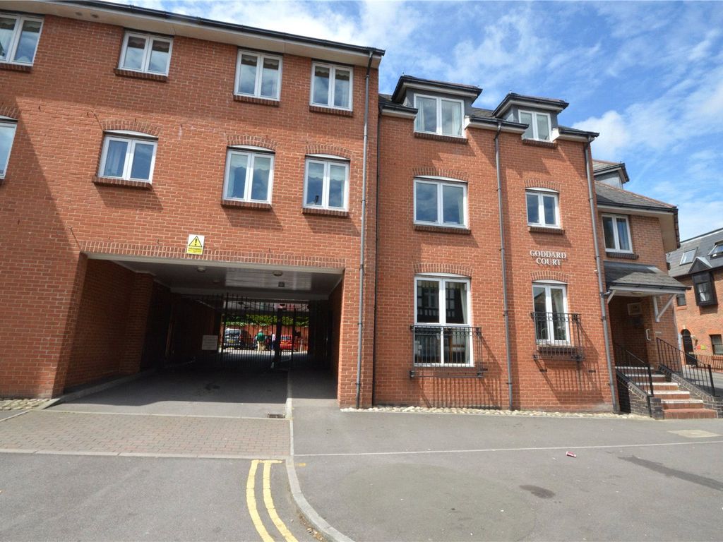 2 bed flat for sale in Cricklade Street, Old Town, Swindon SN1, £135,000