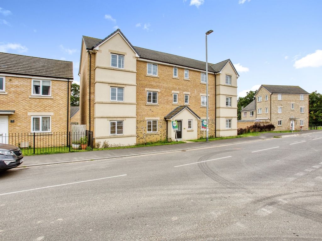 2 bed flat for sale in Montacute Road, Houndstone, Yeovil BA22, £150,000
